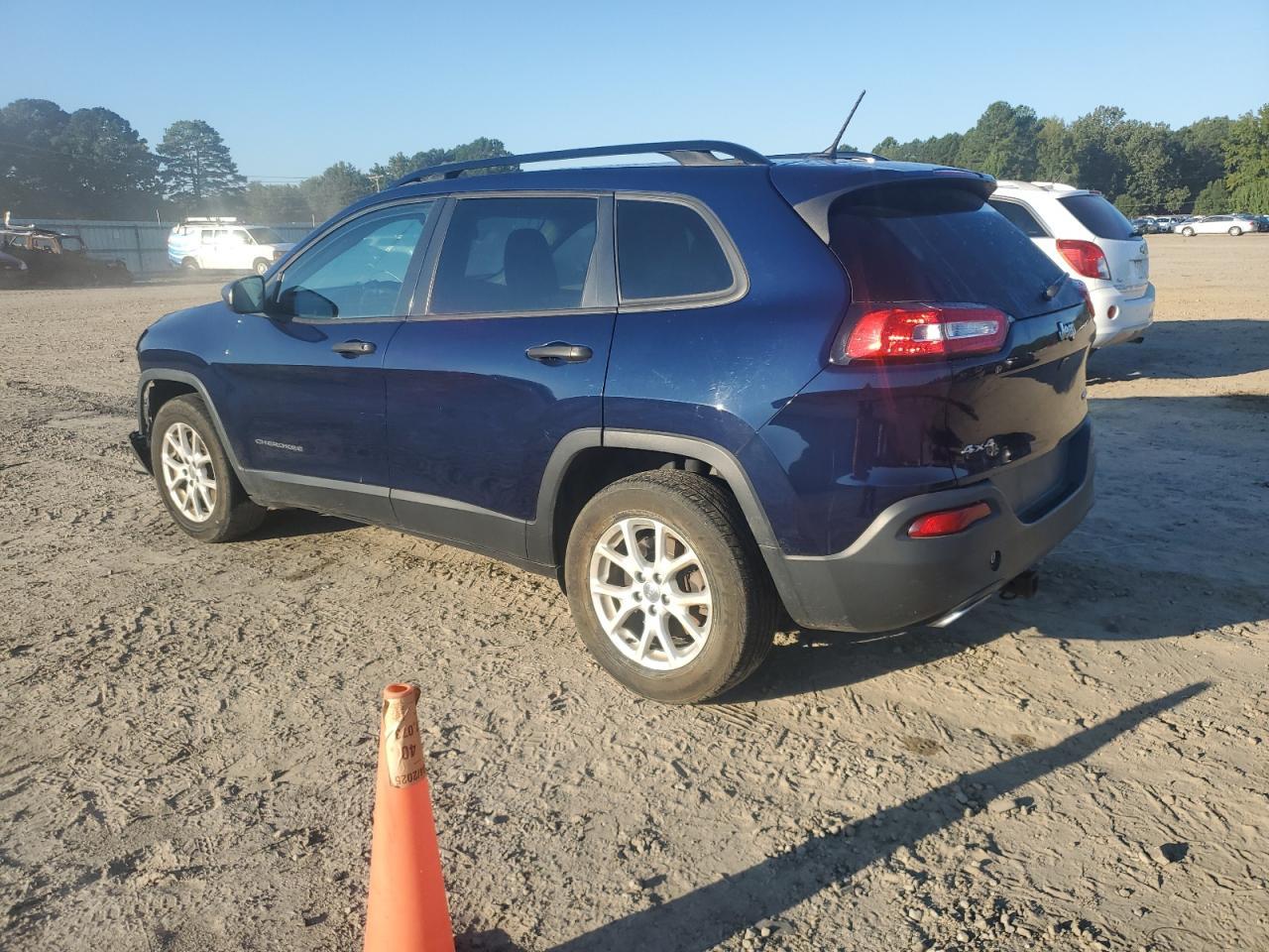 2016 Jeep Cherokee Sport - Фото 2