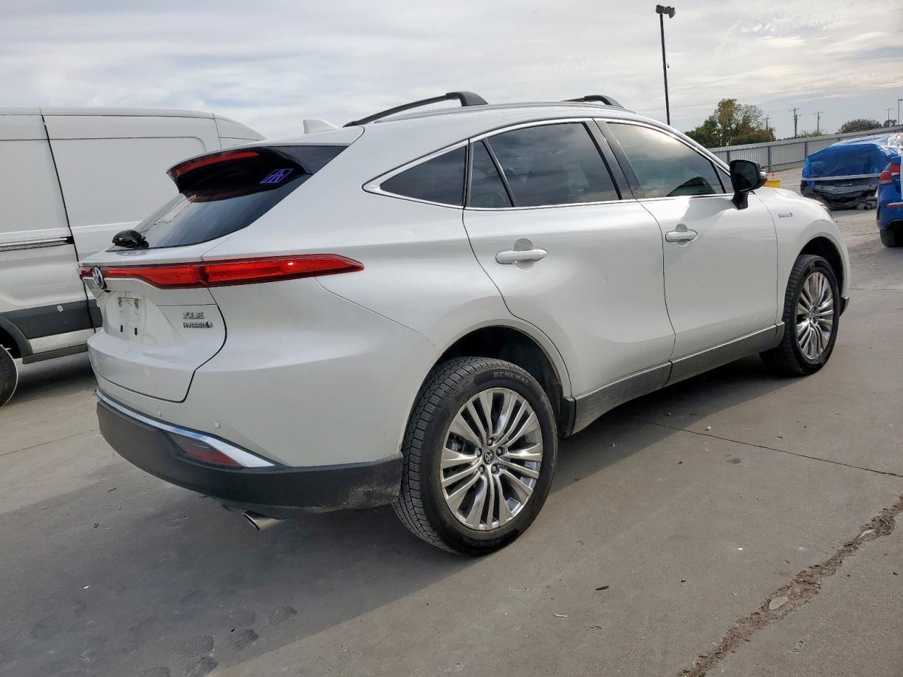 2021 Toyota Venza Le - Фото 3
