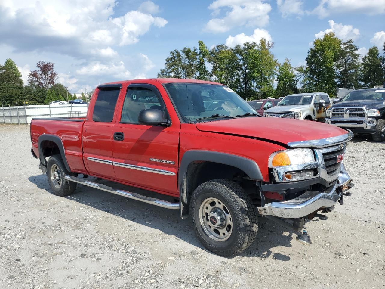 2004 GMC Sierra C2500 Heavy Duty - Image 4