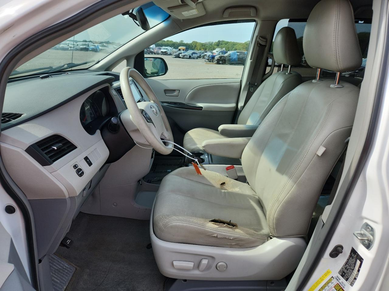 2013 Toyota Sienna Le - Image 7