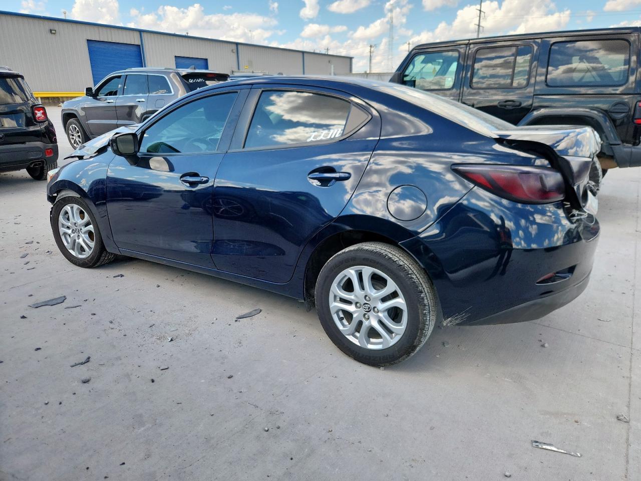 2017 Toyota Yaris Ia - Фото 2