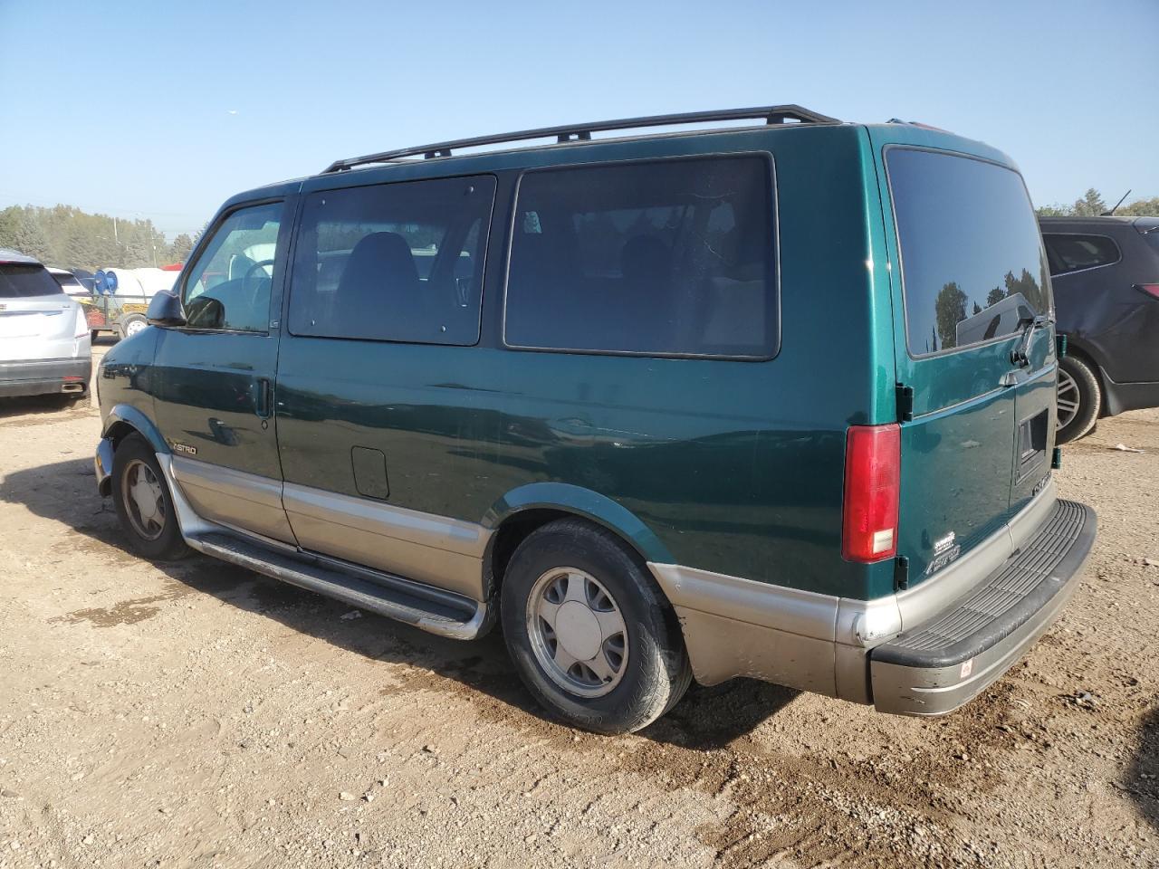 2001 Chevrolet Astro - Фото 2