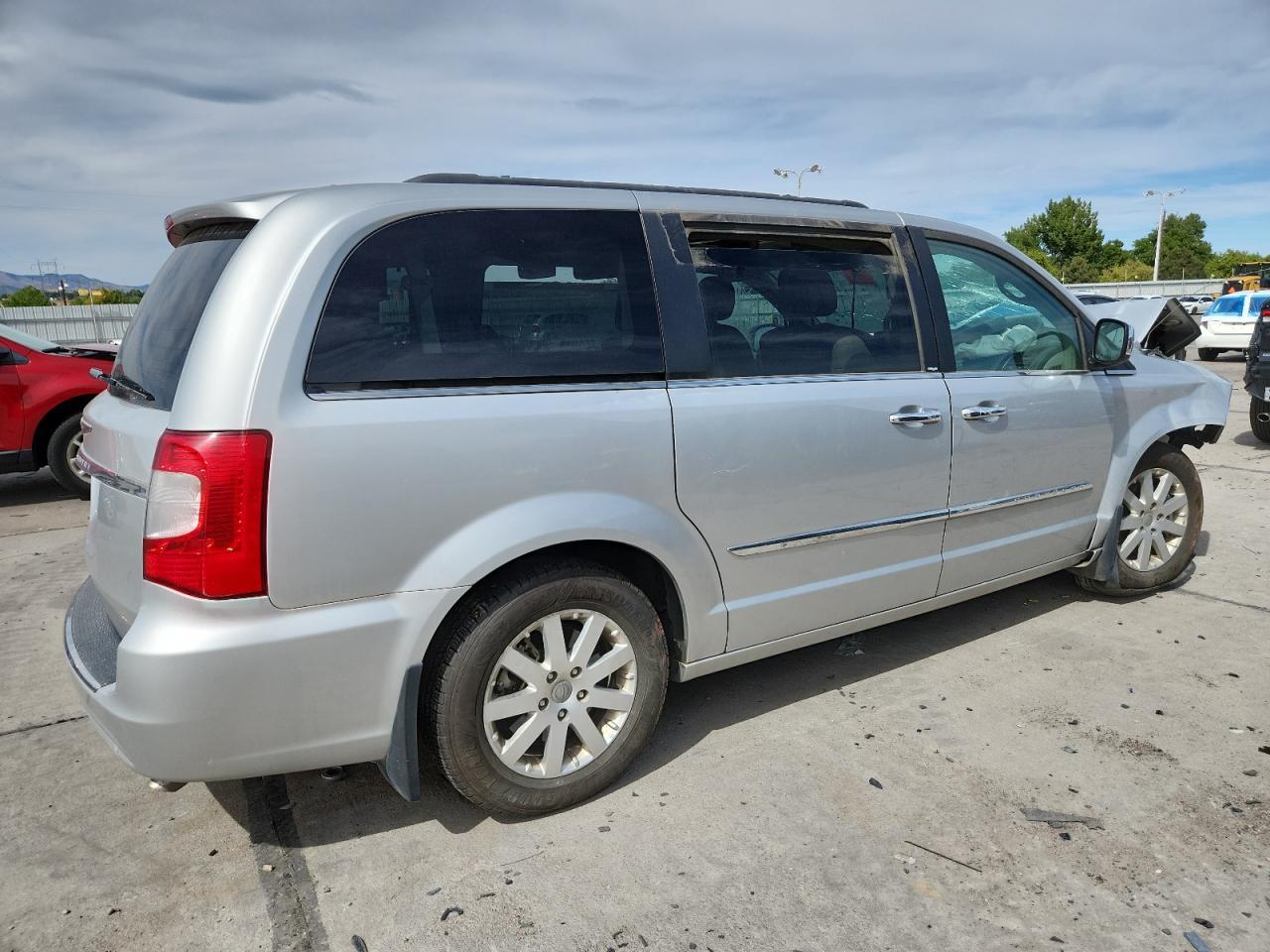 2012 Chrysler Town & Country Touring L - Фото 3