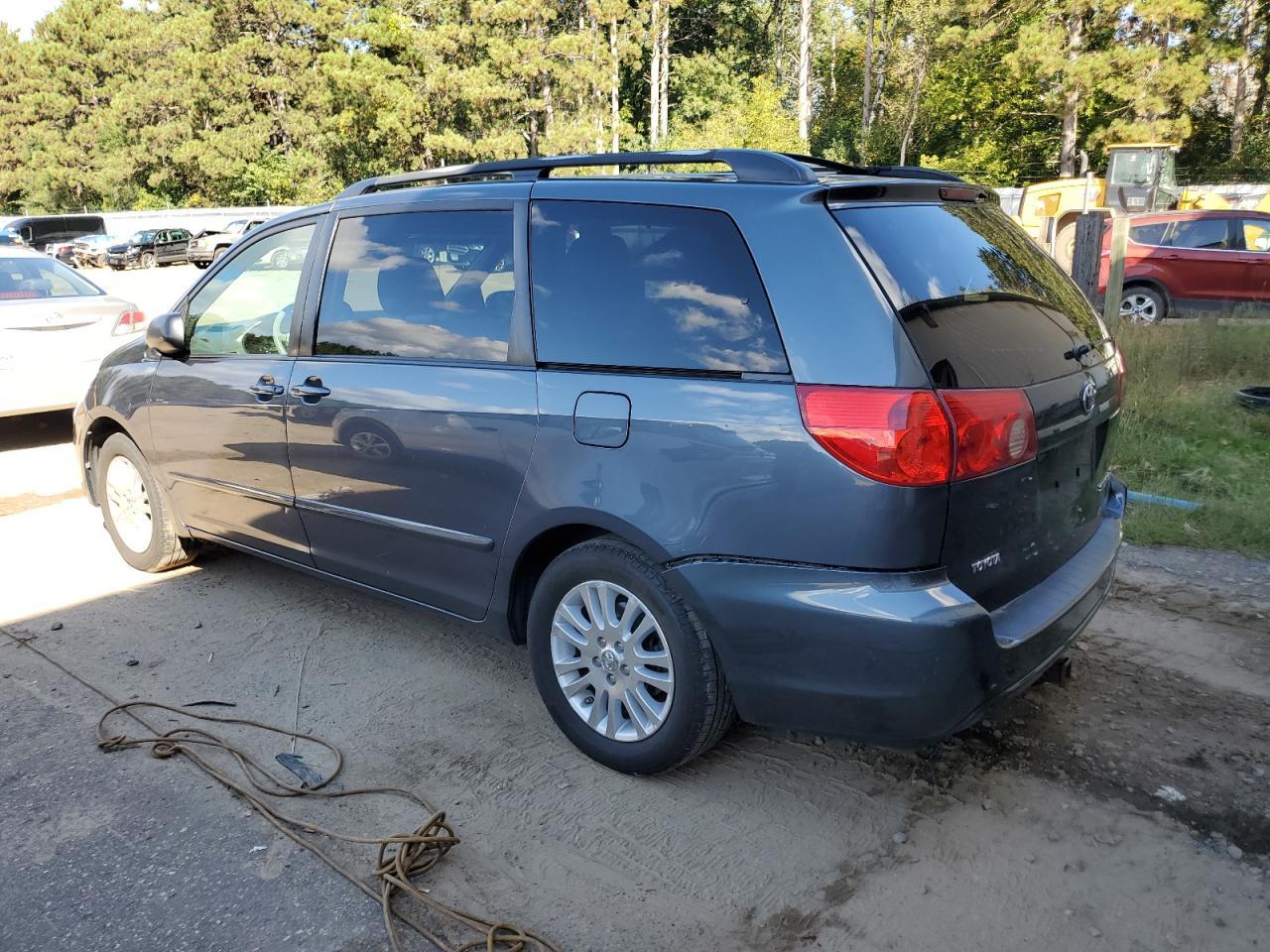 2010 Toyota Sienna Xle - Image 2