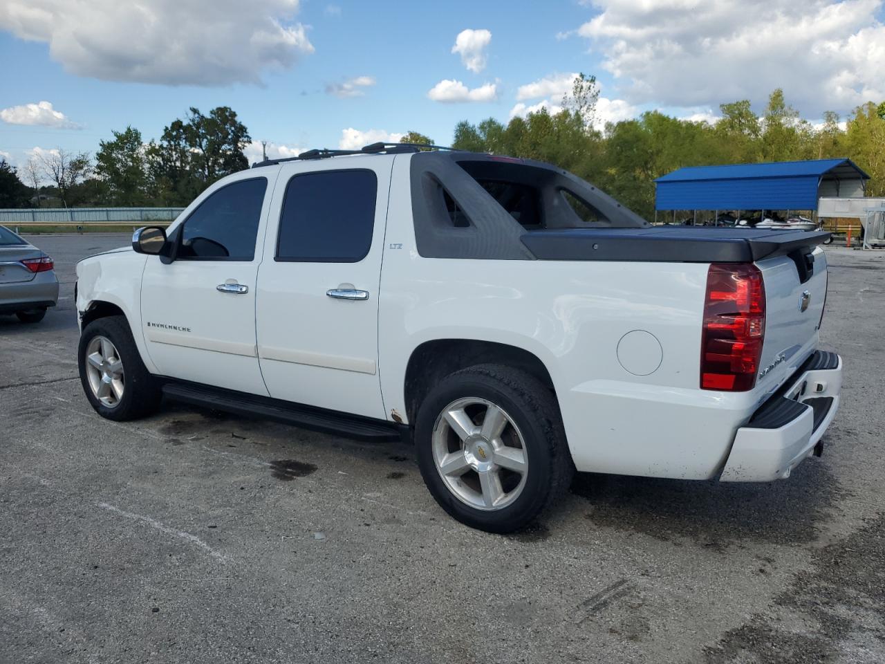 2007 Chevrolet Avalanche K1500 - Image 2