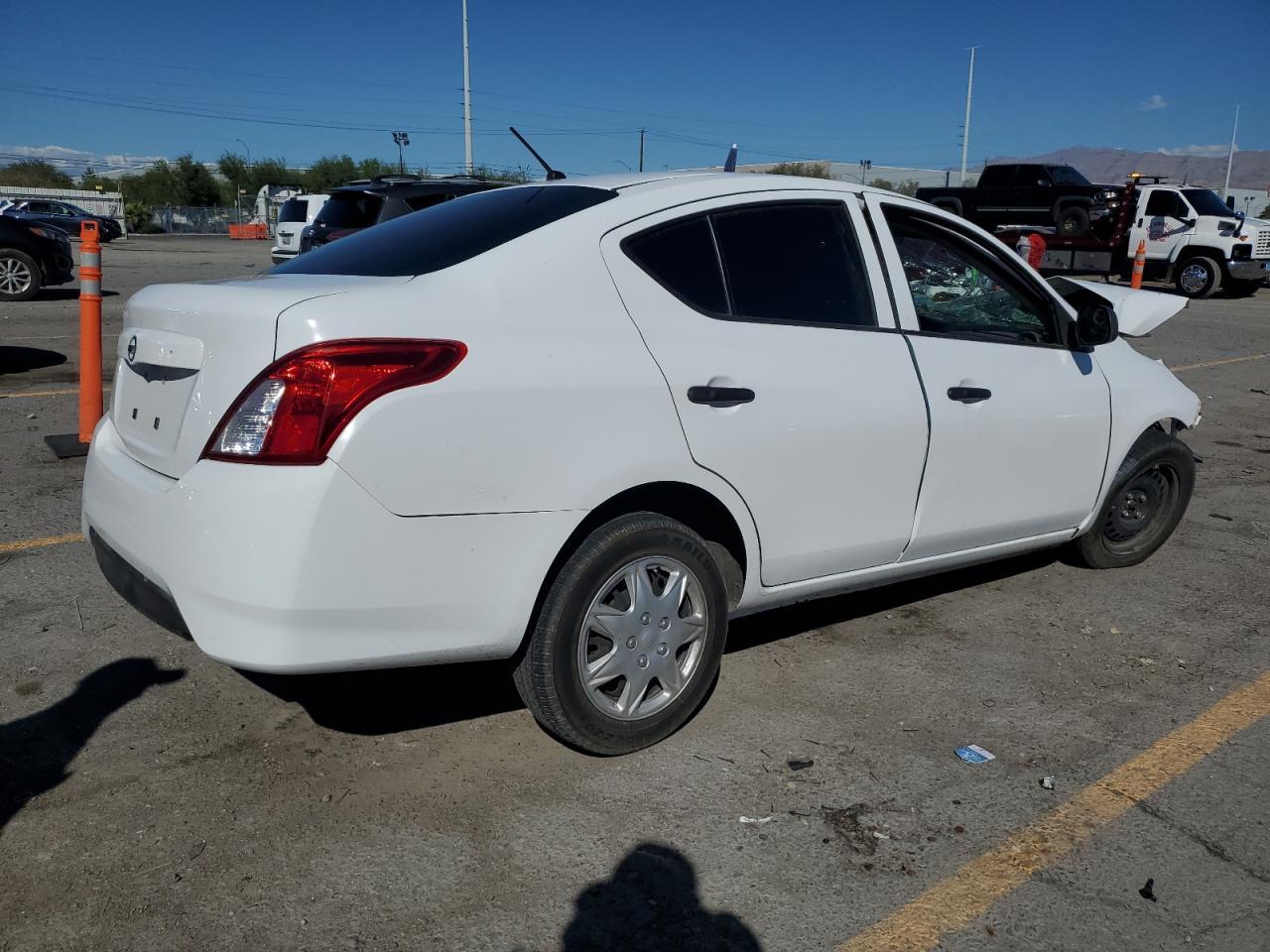 2015 Nissan Versa S - Фото 3