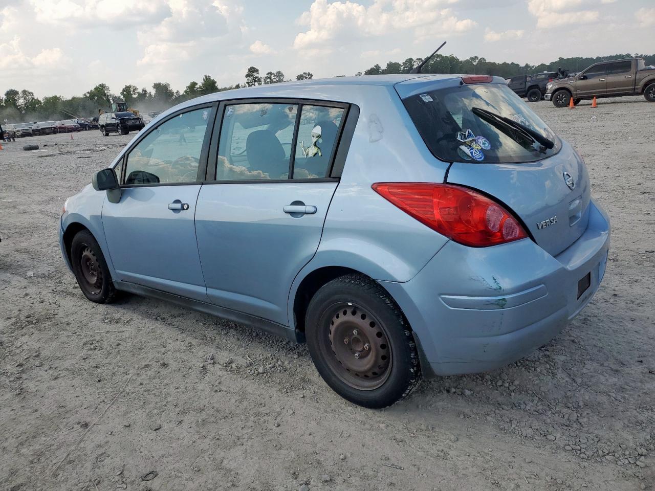 2011 Nissan Versa S - Image 2
