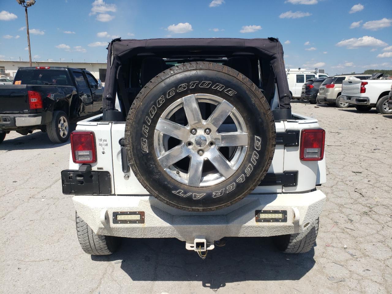 2016 Jeep Wrangler Unlimited Sahara - Image 6