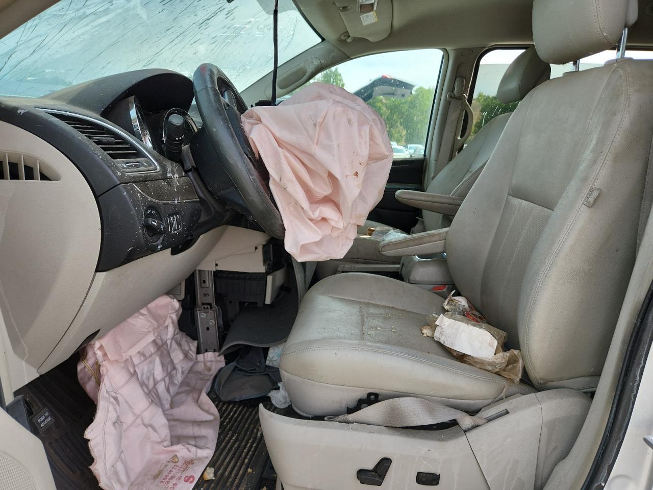 2012 Chrysler Town & Country Touring L - Фото 7