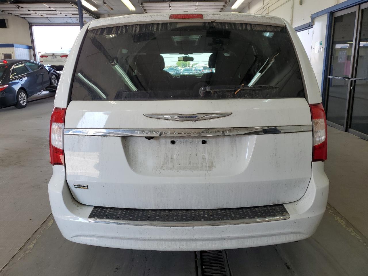 2015 Chrysler Town & Country Touring - Image 6