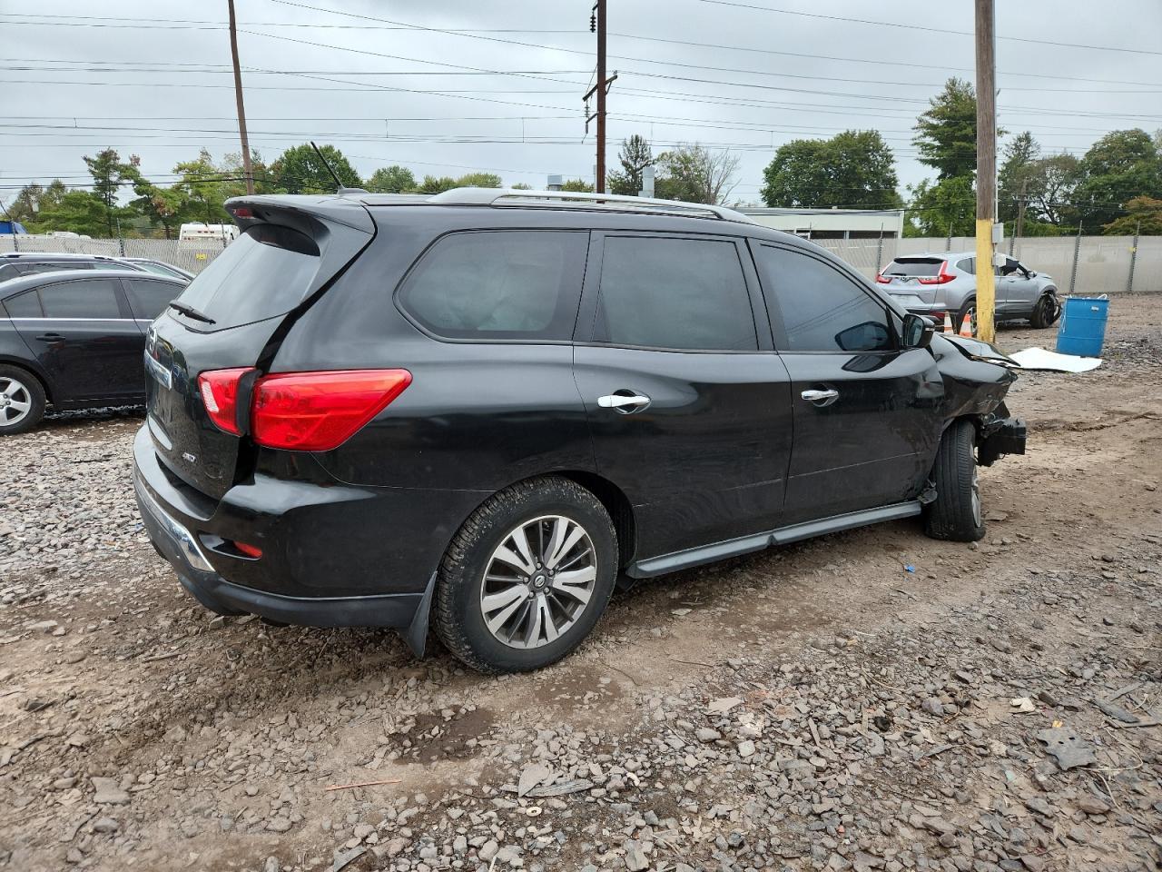 2017 Nissan Pathfinder S - Image 3