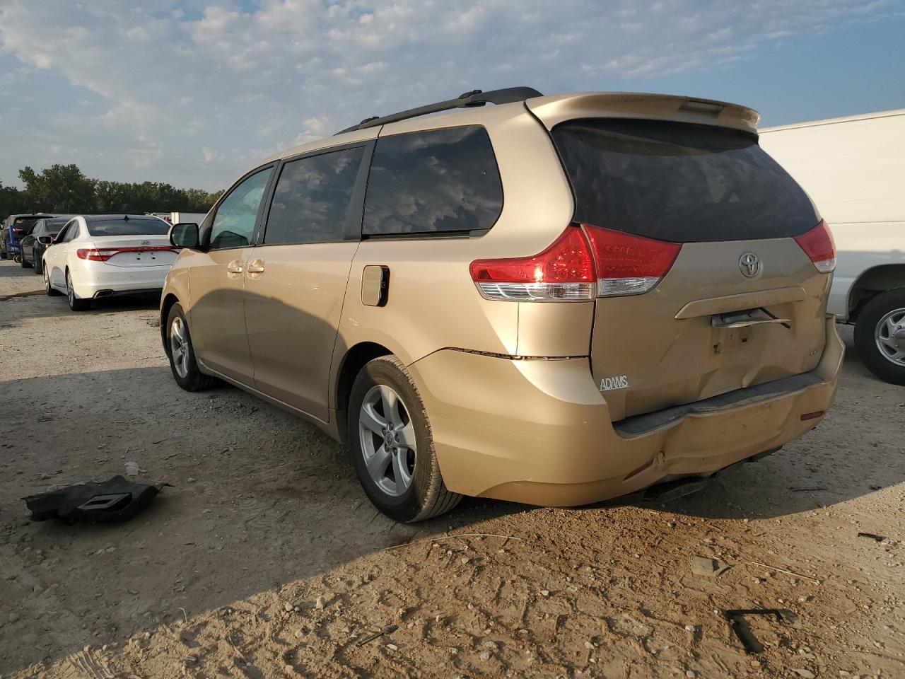 2012 Toyota Sienna Le - Image 2