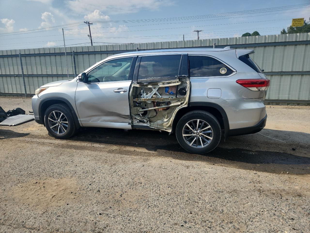 2017 Toyota Highlander Se - Фото 2