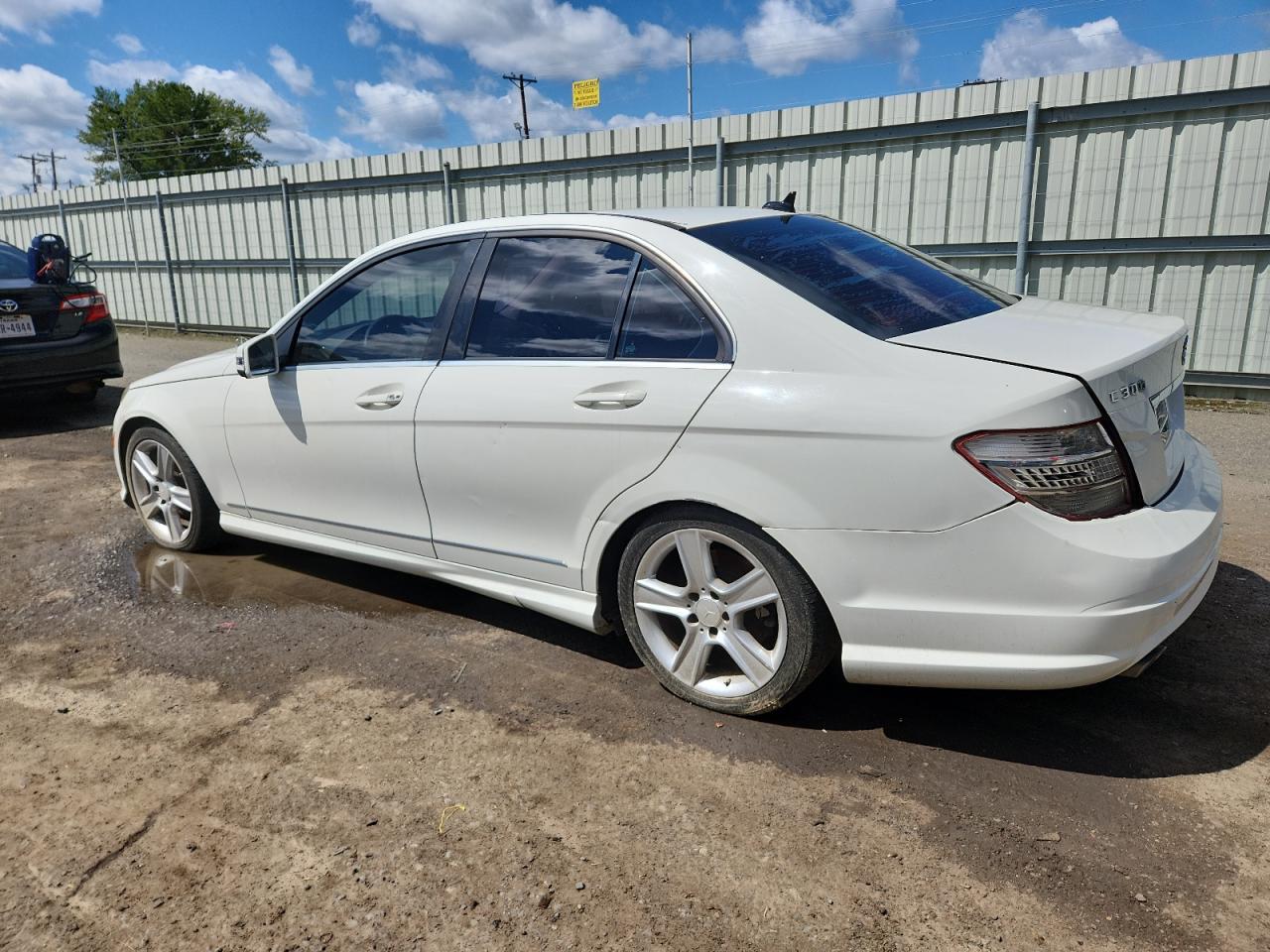 2010 Mercedes-Benz C 300 - Фото 2