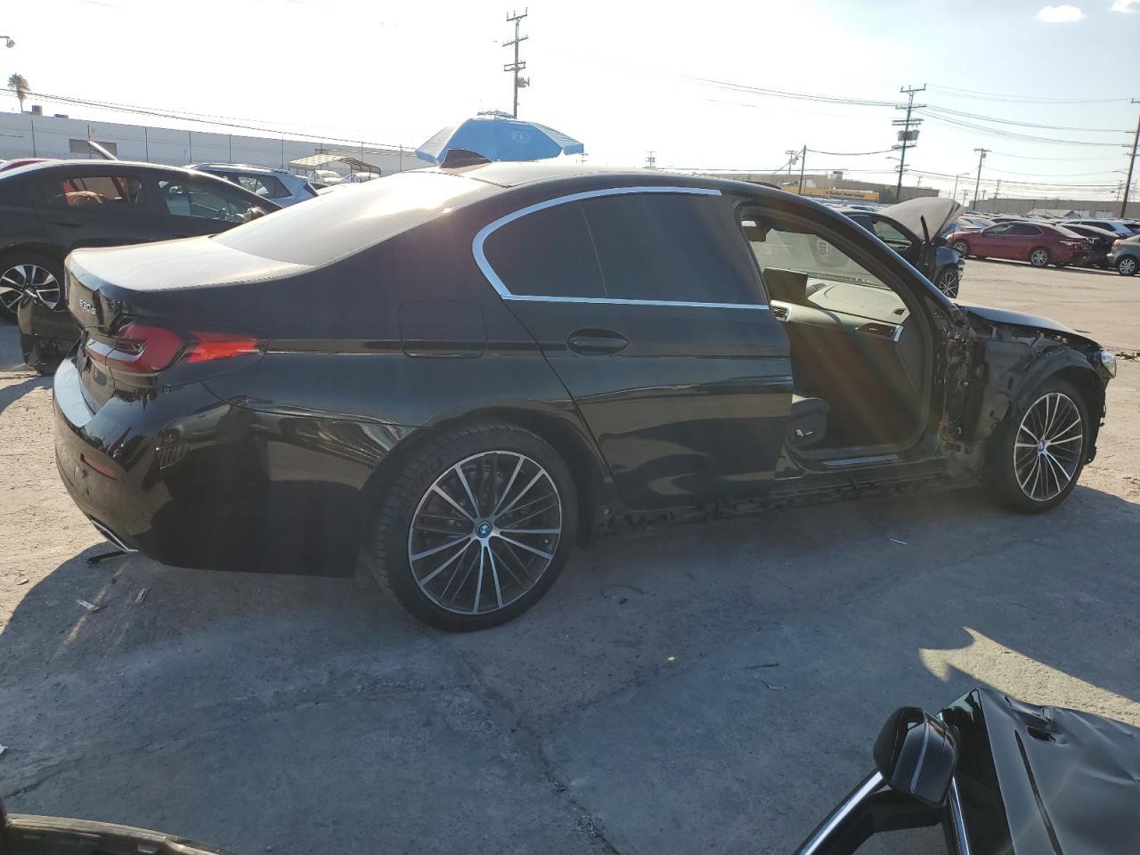 2022 BMW 530E - Фото 3
