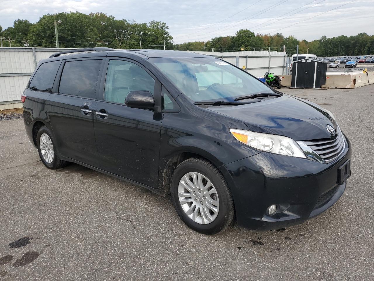 2017 Toyota Sienna Xle - Image 4
