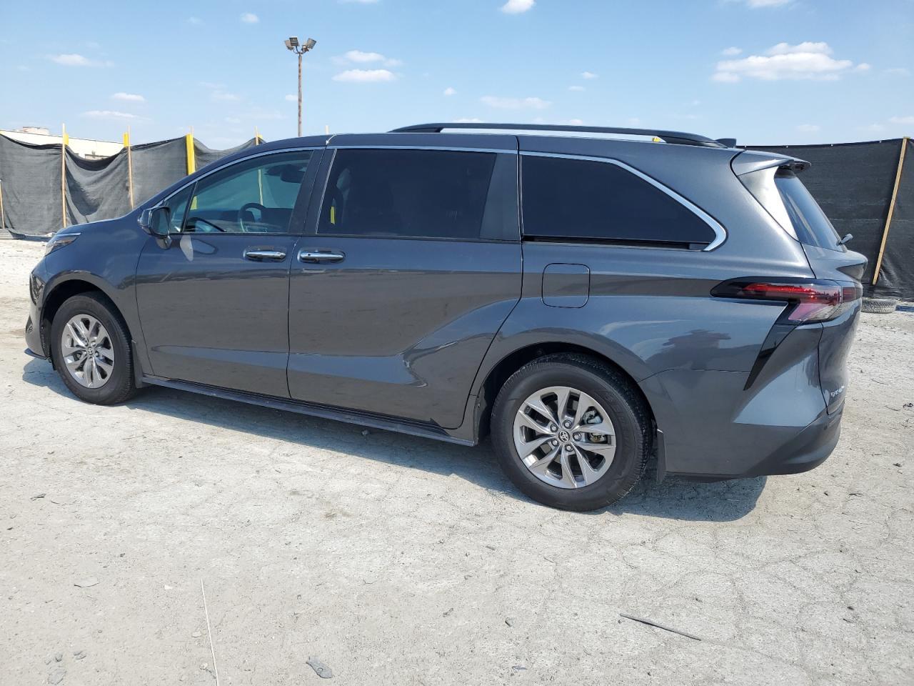 2025 Toyota Sienna Xle - Фото 2