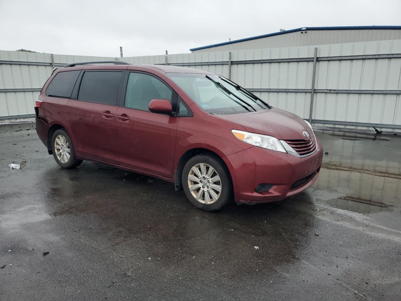 2015 Toyota Sienna Le - Image 4