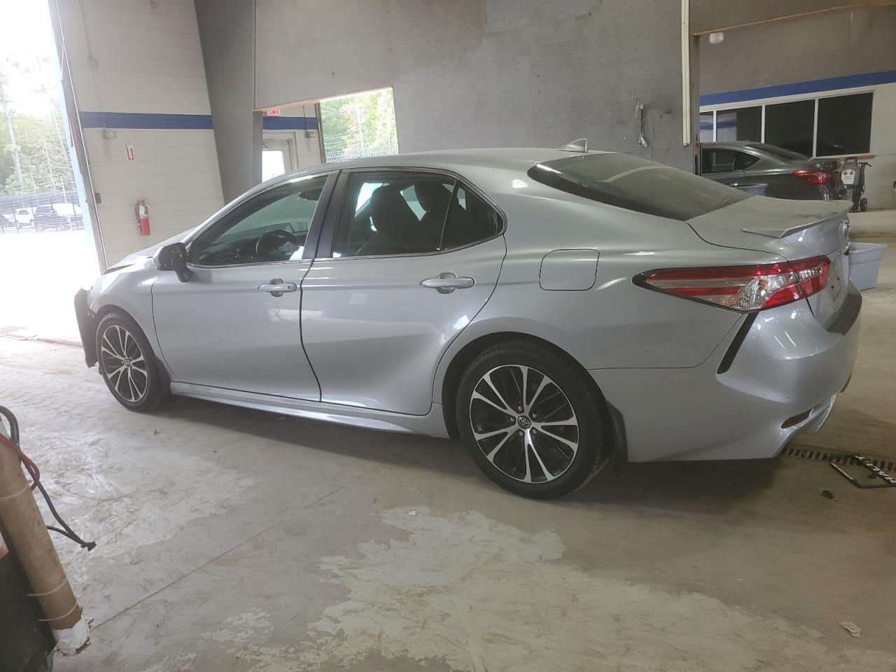 2020 Toyota Camry Se - Фото 2