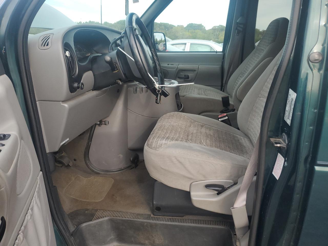 2000 Ford Econoline E150 Wagon - Image 7