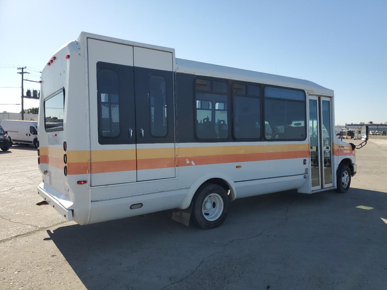 2008 Ford Econoline E450 Super Duty Cutaway Van - Фото 3