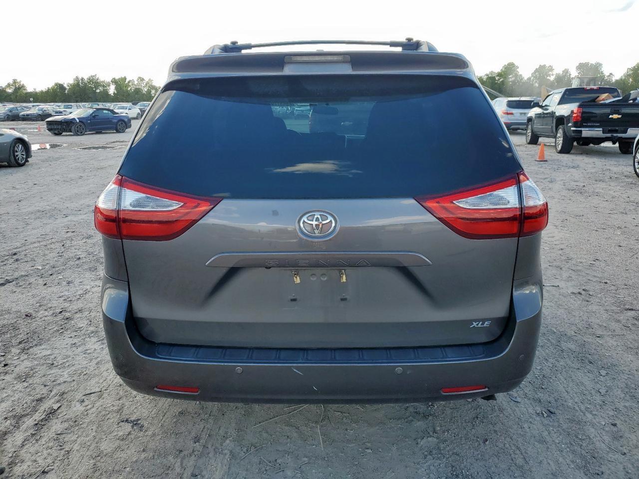 2017 Toyota Sienna Xle - Image 6