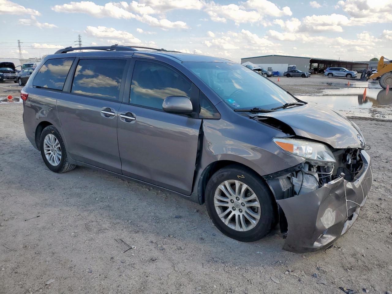 2017 Toyota Sienna Xle - Image 4