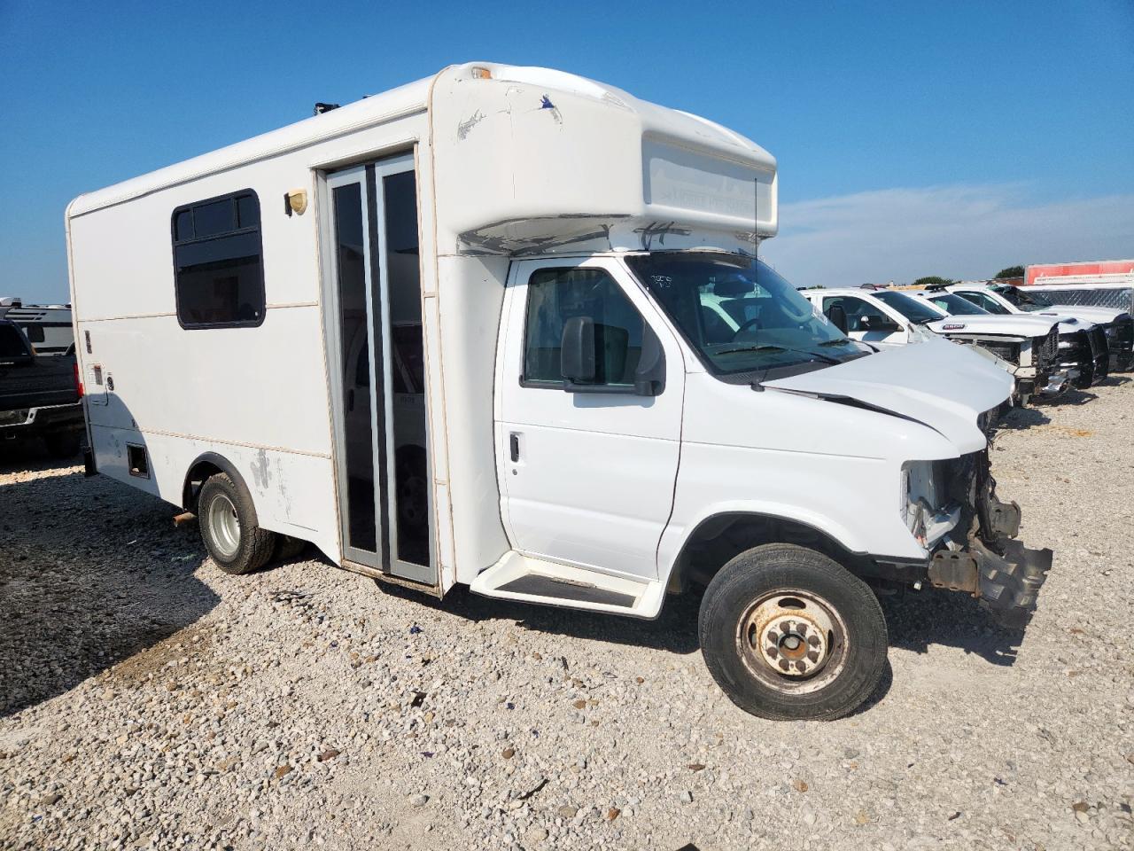 2011 Ford Econoline E450 Super Duty Cutaway Van - Фото 4
