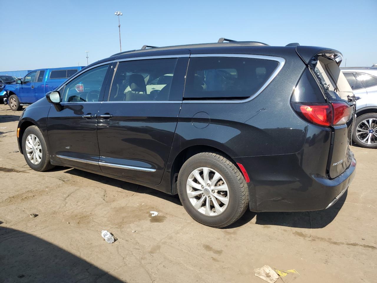 2017 Chrysler Pacifica Touring L - Фото 2