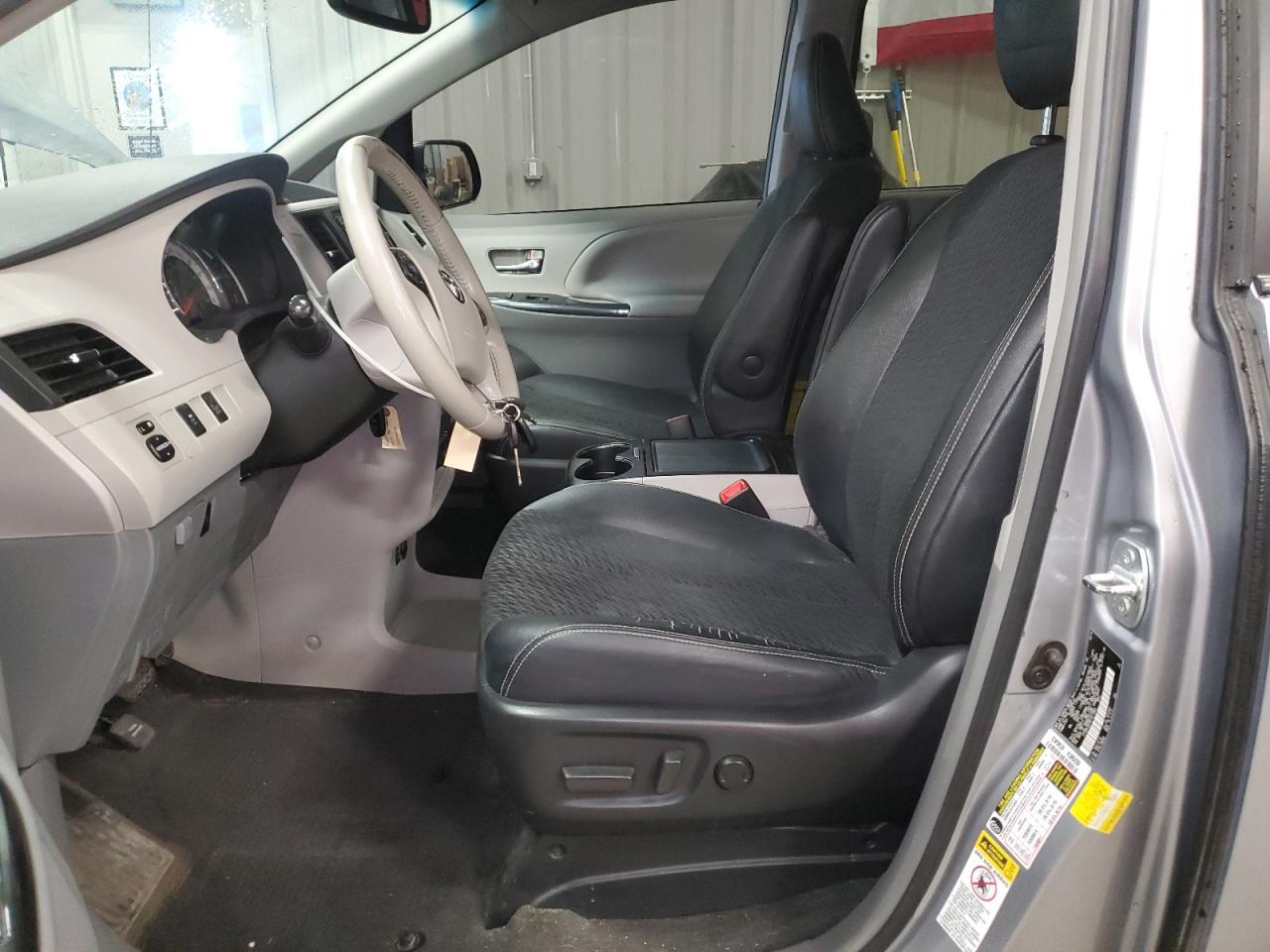 2014 Toyota Sienna Sport - Image 7