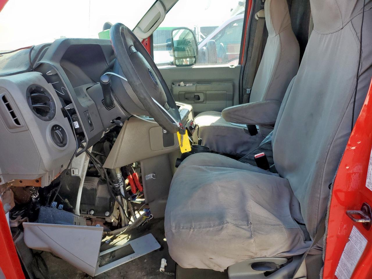 2015 Ford Econoline E350 Super Duty Cutaway Van - Фото 7