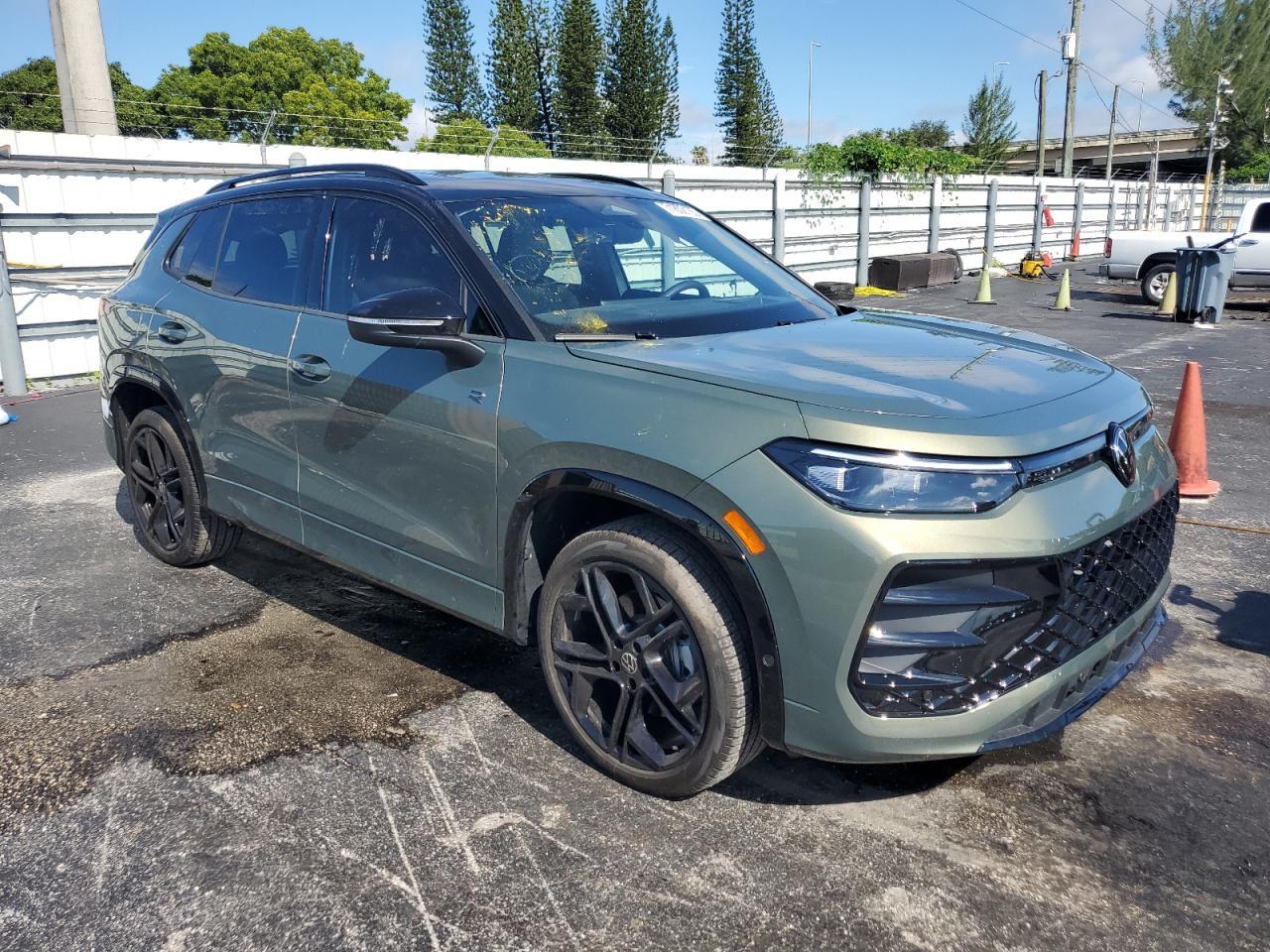 2025 Volkswagen Tiguan Se R-Line Black - Image 4