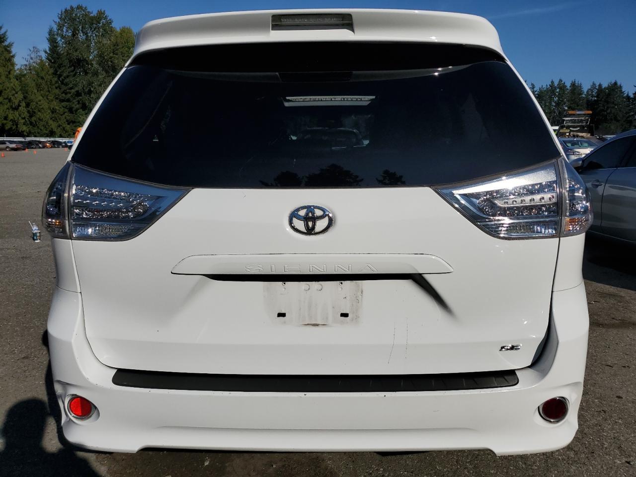 2016 Toyota Sienna Se - Фото 6