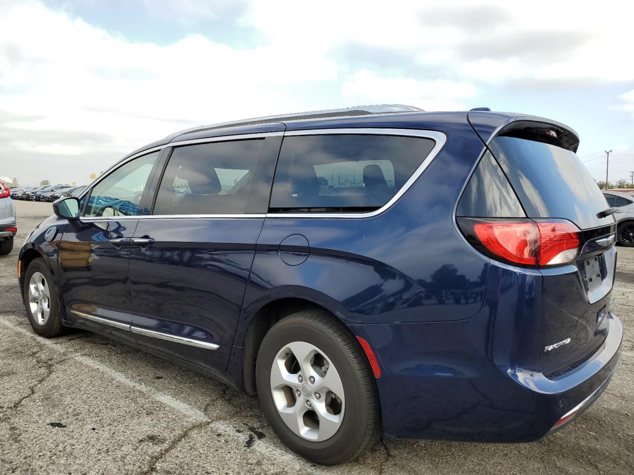 2018 Chrysler Pacifica Hybrid Touring L - Фото 2