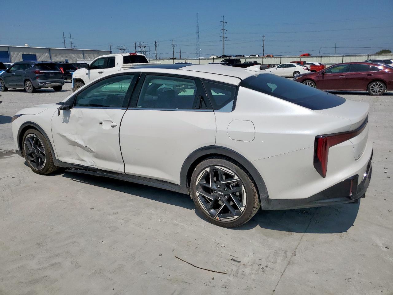 2025 Kia K4 Gt Line - Image 2