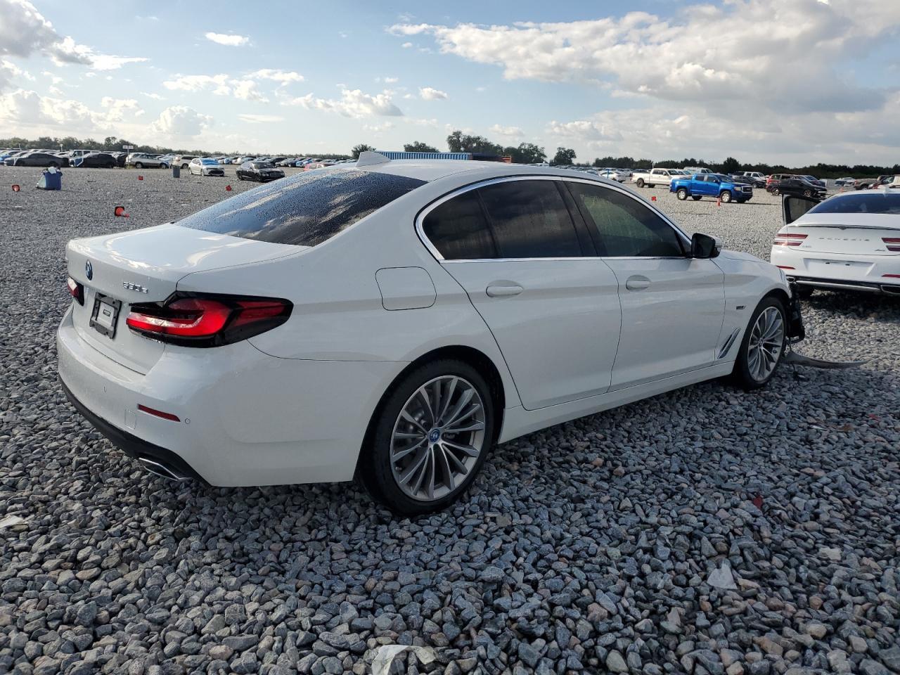 2023 BMW 530Xe - Фото 3