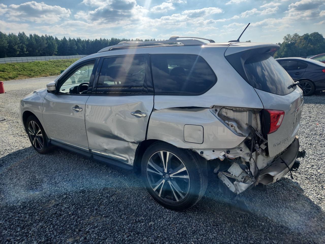 2018 Nissan Pathfinder S - Фото 2