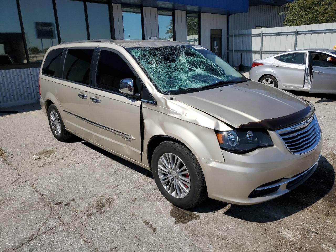 2013 Chrysler Town & Country Touring L - Фото 4