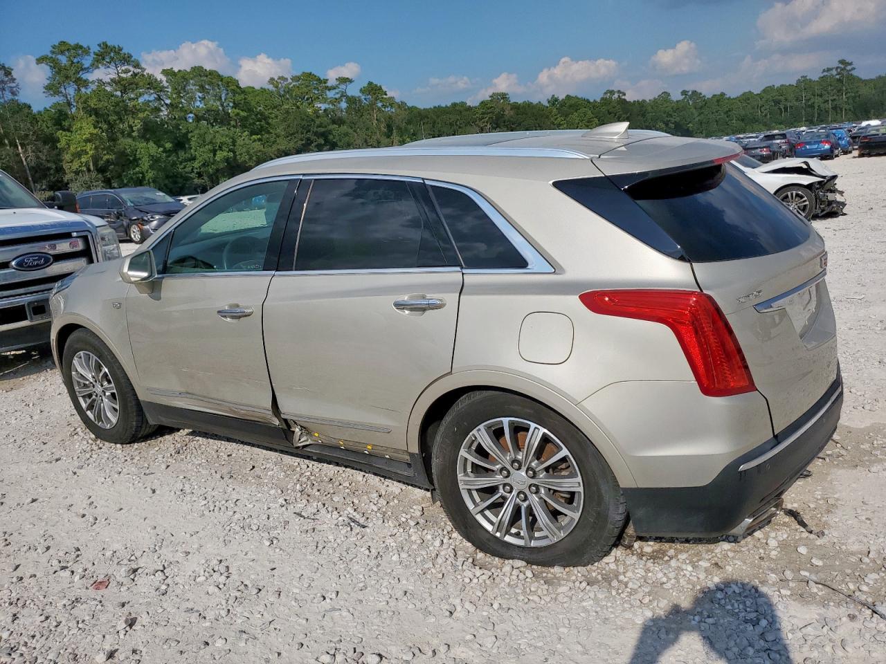 2017 Cadillac Xt5 Luxury - Image 2