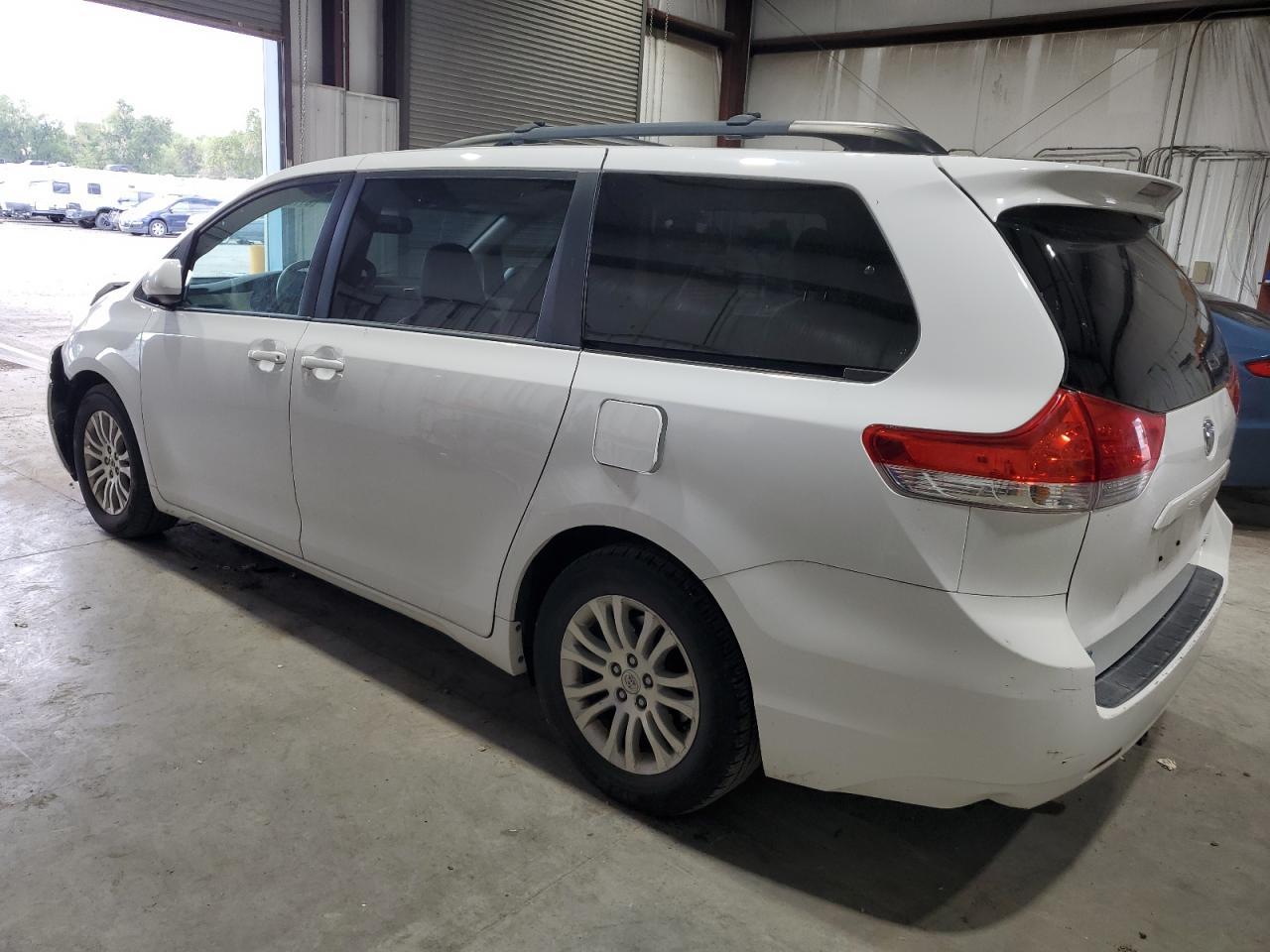 2013 Toyota Sienna Xle - Image 2