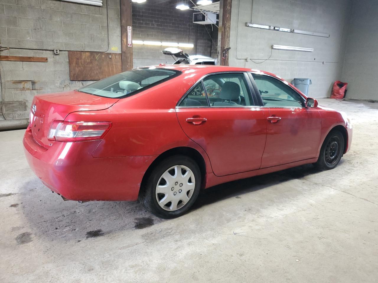 2010 Toyota Camry Base - Фото 3