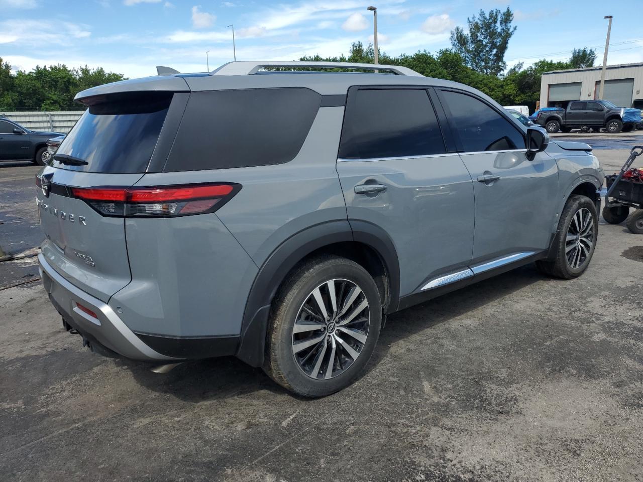 2023 Nissan Pathfinder Platinum - Фото 3