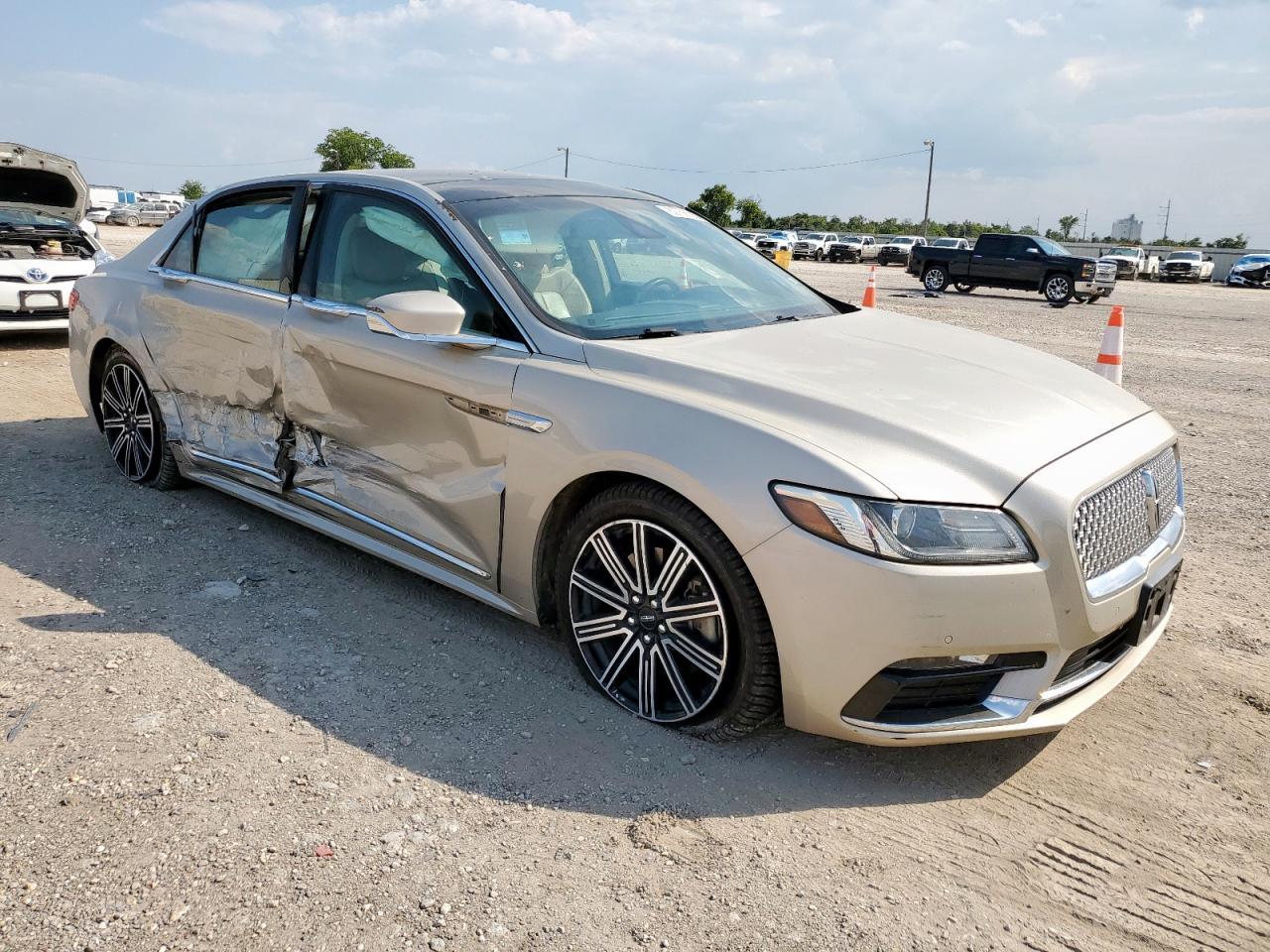 2017 Lincoln Continental Reserve - Фото 4
