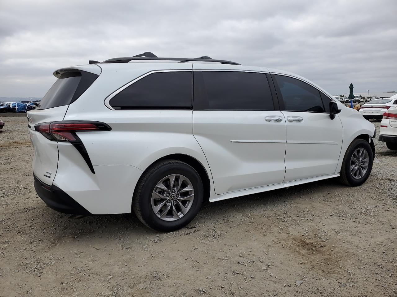 2022 Toyota Sienna Xle - Фото 3