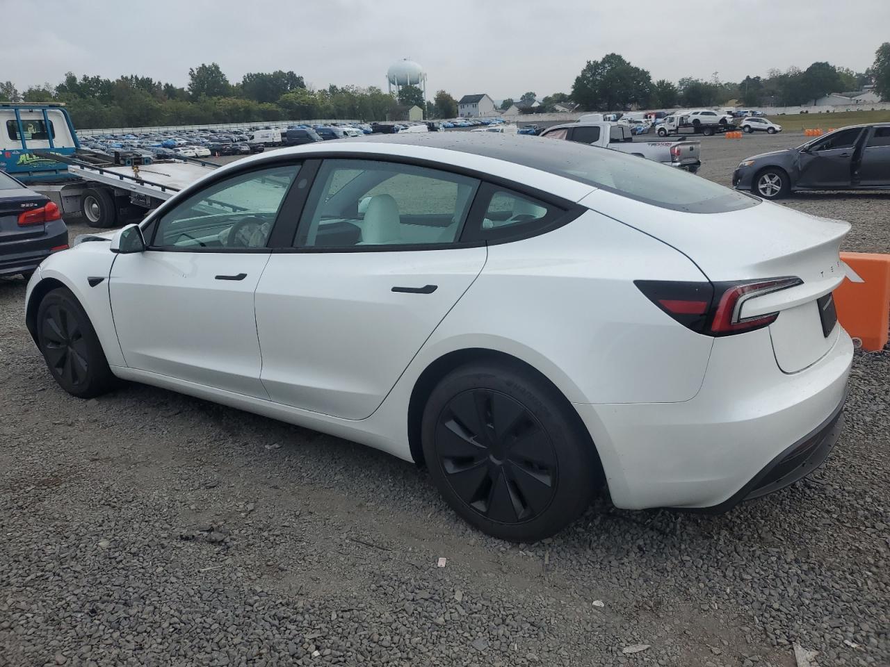 2025 Tesla Model 3 - Фото 2