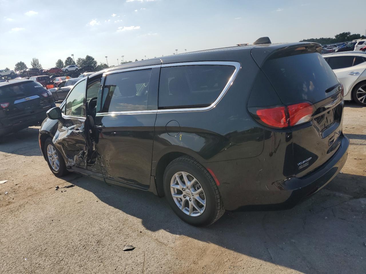 2023 Chrysler Voyager Lx - Фото 2