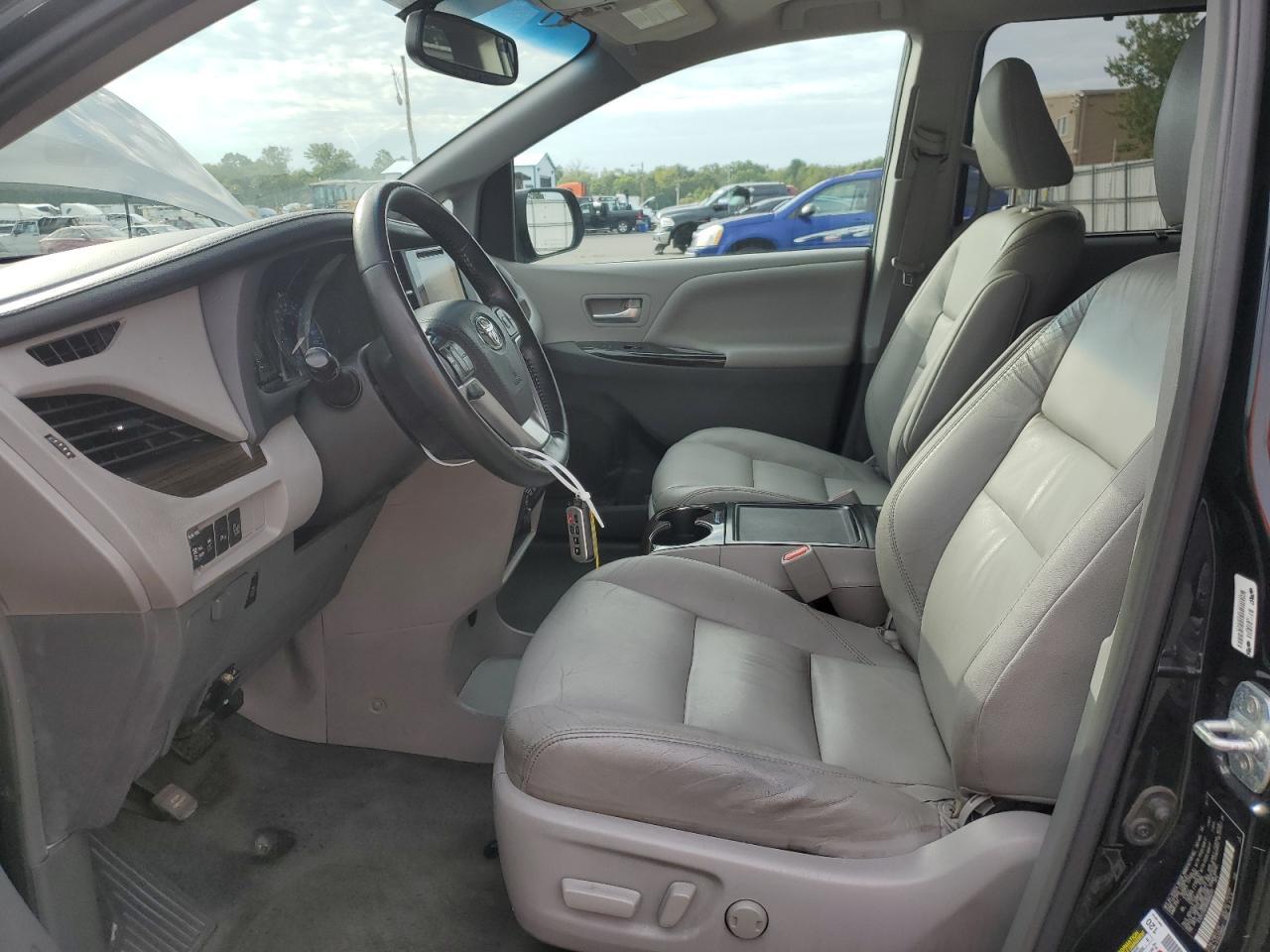 2017 Toyota Sienna Xle - Image 7