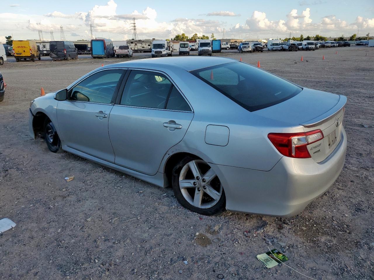 2014 Toyota Camry L - Фото 2
