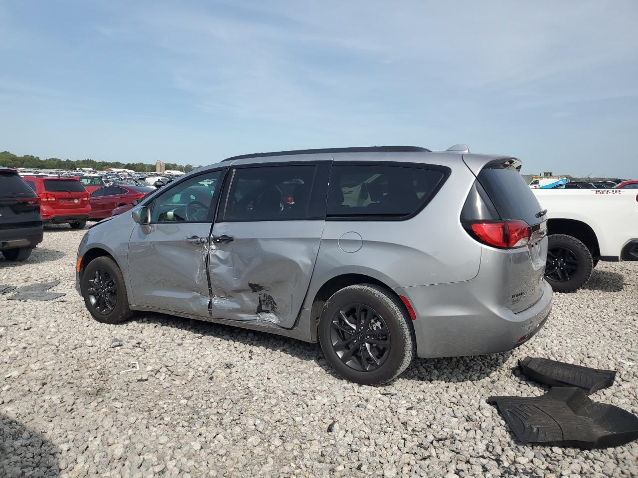 2020 Chrysler Pacifica Touring L - Image 2