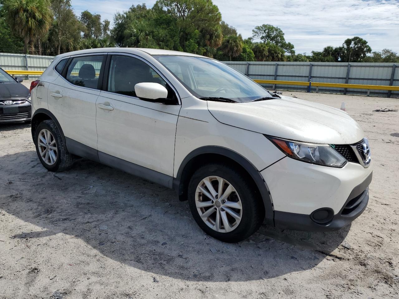 2017 Nissan Rogue Sport S - Фото 4